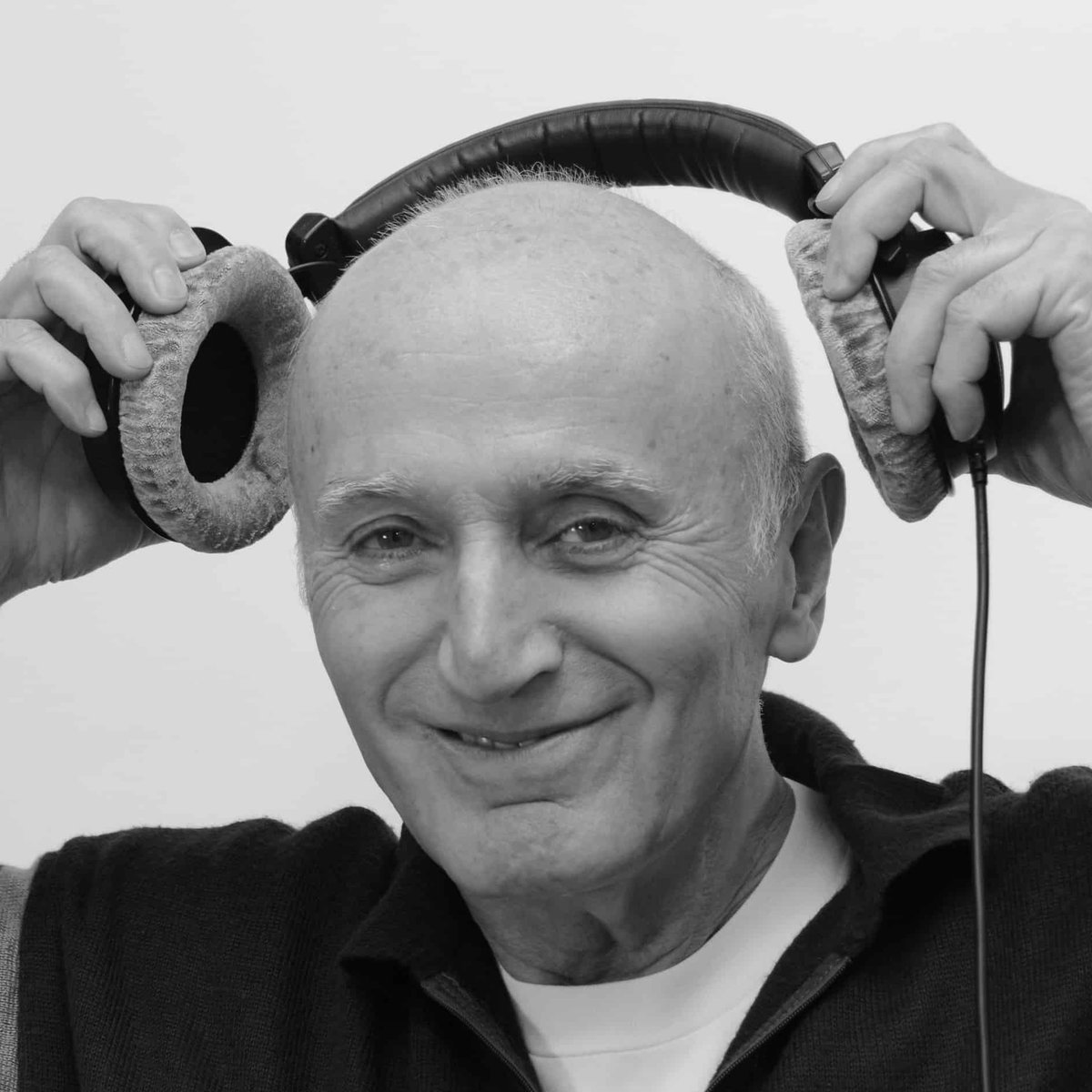 LagunaEtar's tweet photo. Dragi naši slušaoci, sa ogromnim žaljenjem vas obaveštavamo da nas je zauvek napustila legenda radijskog etra, gospodin Zoran Modli. Večna mu slava i hvala! https://t.co/Eyo6OojS5f