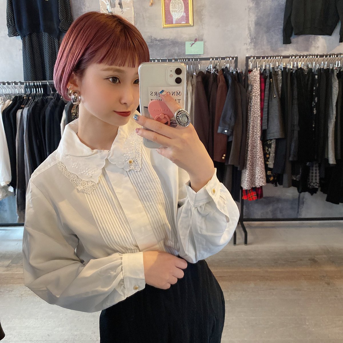 本日もご来店ありがとうございました♡

明日の入荷はブラウスです！

襟のデザイン可愛いブラウス沢山揃います♡
もちろん一枚でも可愛いですが、ニットやスウェットに重ねて襟だけだしてあげてもとても可愛いです❤️

是非見にいらして下さい！
.
.
.
#spia #中崎町 #中崎町古着屋　#古着屋