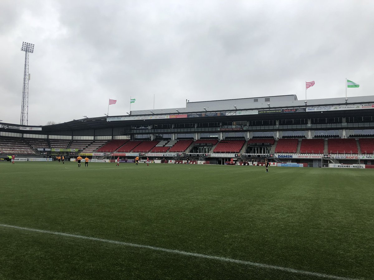 sideline_nu's tweet photo. Gisteren een wedstrijd tegen het Nederlands burgemeesterselftal in één van de oudste en één van de mooiste stadions van Nederland! 🔴⚪️ 
#spartarotterdam #kelderklasse https://t.co/W6YC58MpjM