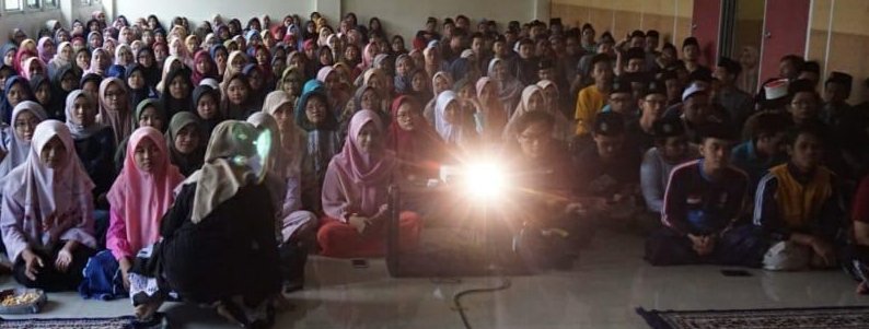 besongos's tweet photo. Nobar film inspiratif ttg pendiri NU-Muhammdiyah bareng santri #besongo
#santrinkri
#besongokeren
#uinwalisongo
#JejakLanglah2Ulama https://t.co/mWTjKBbtfp