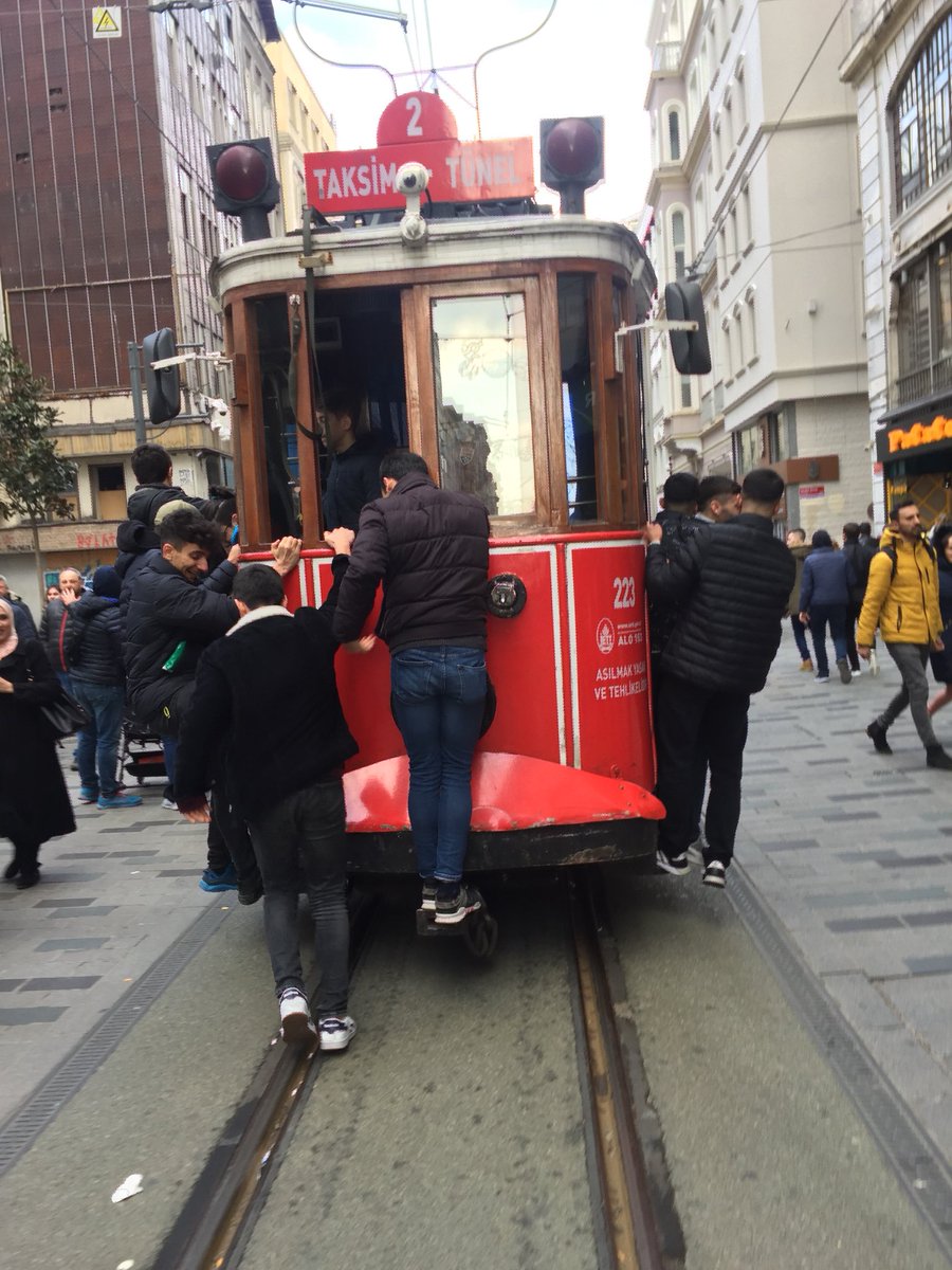 Tramvaya takılanlar #busehirdeturistolsam #beyoğlu #tramvay