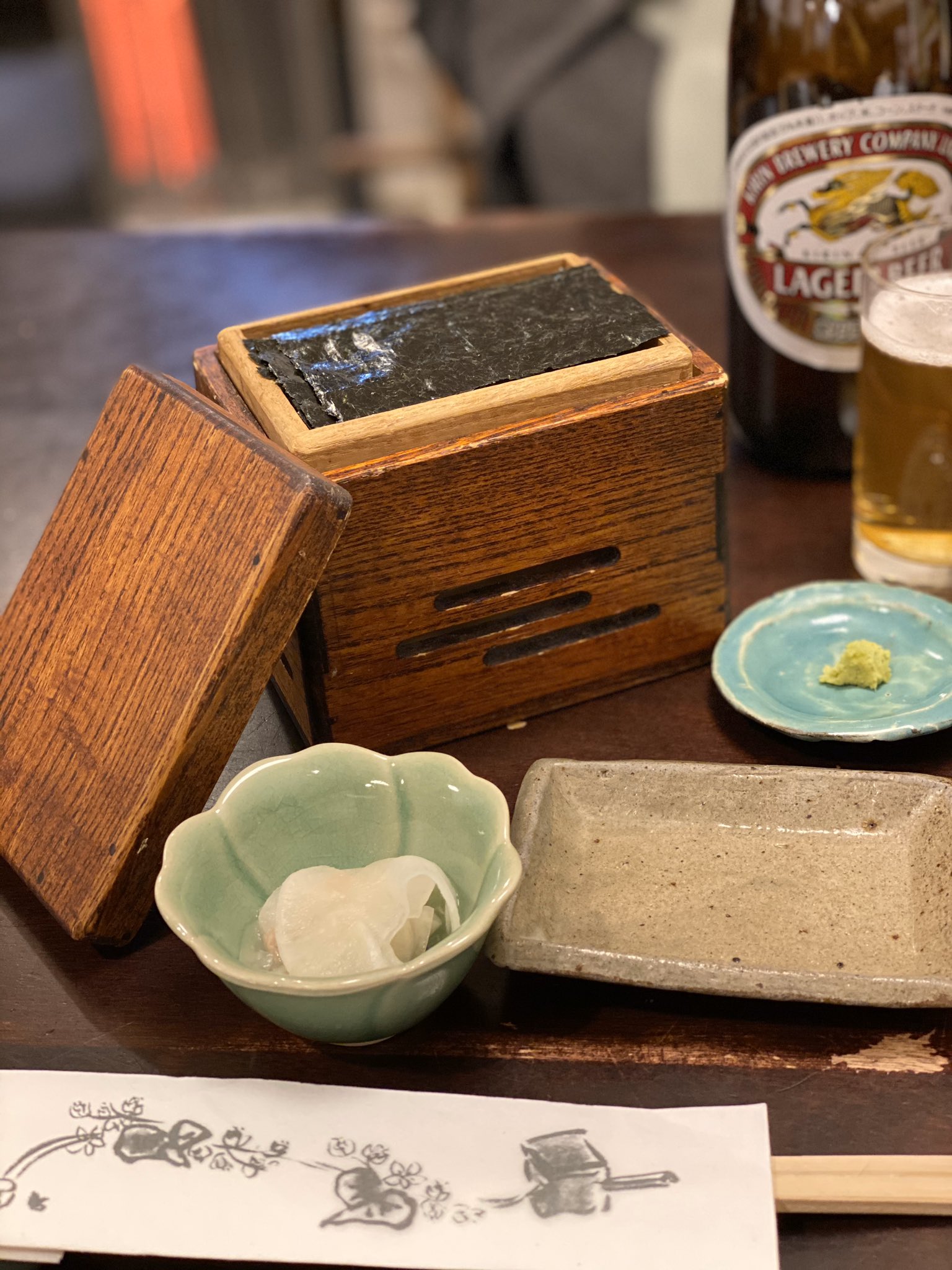罍 もたい 陽子 ちょっと見てくれて この蕎麦屋の焼き海苔入れを めっちゃかっこいい 蕎麦屋呑み T Co Jqpnshkbip Twitter
