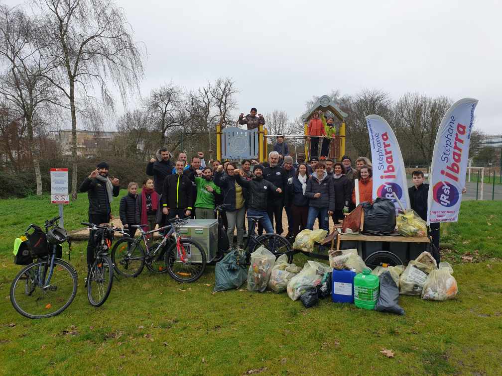 Comme le 29 janvier dernier, nous avons renouvelé ce matin notre écomarche/running sur les bords de l'Yon.
Un très beau moment partagé avec des Yonnais-es qui aiment leur ville et qui souhaitent tout simplement vivre dans un environnement plus propre et plus agréable ! #LRSY