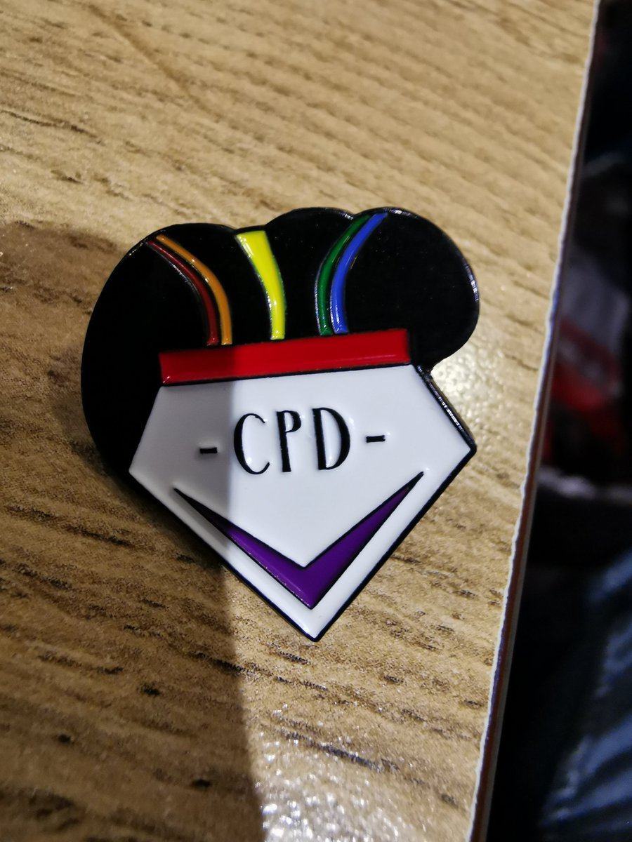 Loic_Vice's tweet photo. Hey les 2 cons, pourquoi vous faites pas des pin's en métal de vos wankul, genre comme ça :
Je vous garantis qu'on est BEAUCOUP à en vouloir au lieu de vos badges classiques.
Câlins baveux ❤️
#WankilFAQ https://t.co/39OfABvdEz