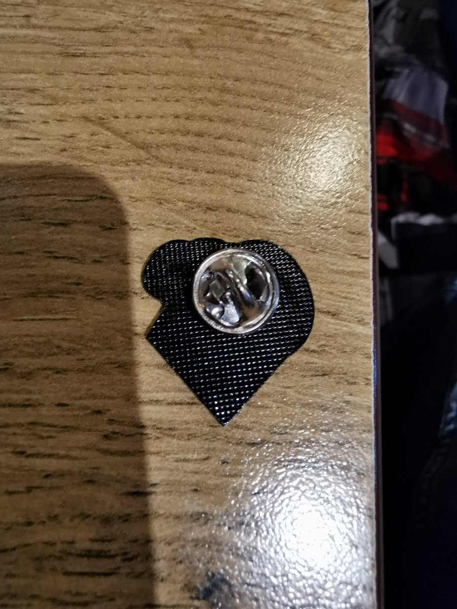 Loic_Vice's tweet photo. Hey les 2 cons, pourquoi vous faites pas des pin's en métal de vos wankul, genre comme ça :
Je vous garantis qu'on est BEAUCOUP à en vouloir au lieu de vos badges classiques.
Câlins baveux ❤️
#WankilFAQ https://t.co/39OfABvdEz