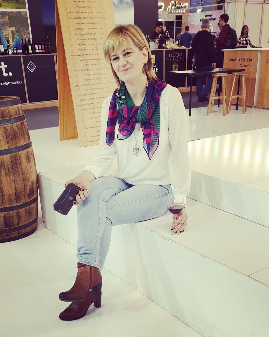 ljubichica77's tweet photo. Draga deco nemojte ovo pokušavati kod kuće! Vežba se zove izdržaj #BeoWine #dan4
#vino #sajam #vinariSrbije
@MackovPodrum https://t.co/NYdUoKQFPa