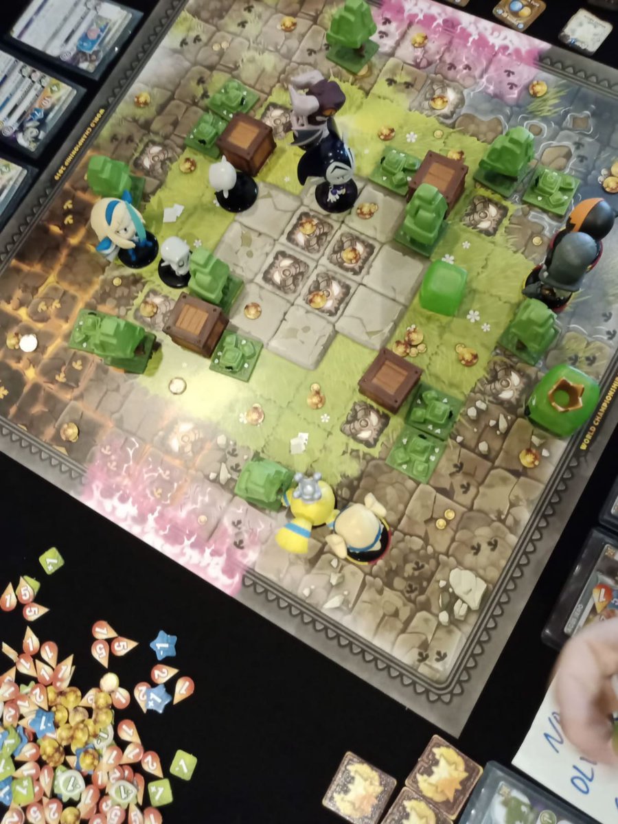 AnkamaBG's tweet photo. Au #fij2020 c'est aussi le Championnat du Monde de Krosmaster Arena ! Des joueurs du monde entier s'affrontant pour le titre. Nous connaîtrons le nom du nouveau champion aujourd'hui !

#j2s #ankama #boardgames https://t.co/gofTgvoMvH