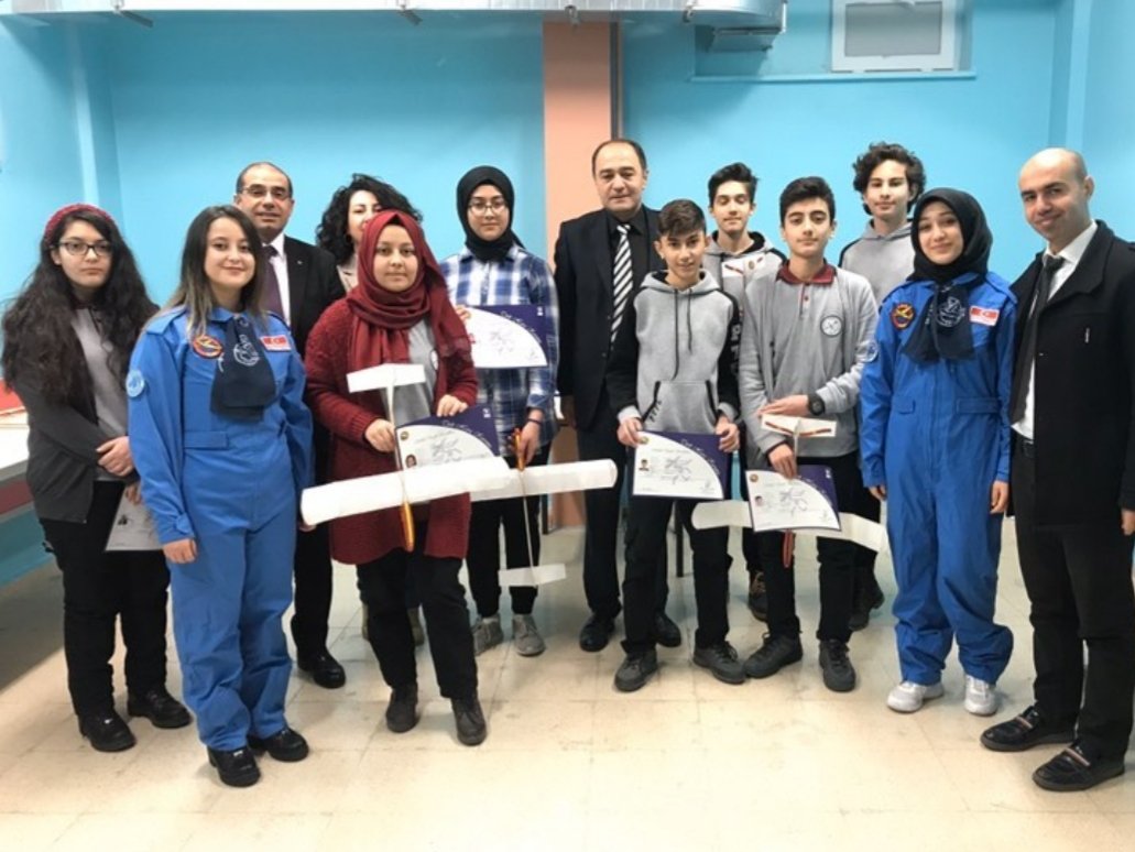 turkhavakurumu's tweet photo. THK Polatlı Şube Başkanlığınca, Polatlı TOBB Fen Lisesi öğrencilerine yönelik model uçak kurdu düzenlendi. Kursu başarıyla bitiren öğrenciler sertifikalarını Polatlı Şube Başkanı Ömer Lütfi Türker'in elinden aldı.
#thk1925 #thkpolatlışubesi @Polatlı TOBB fen lisesi https://t.co/QmFvzwYCju