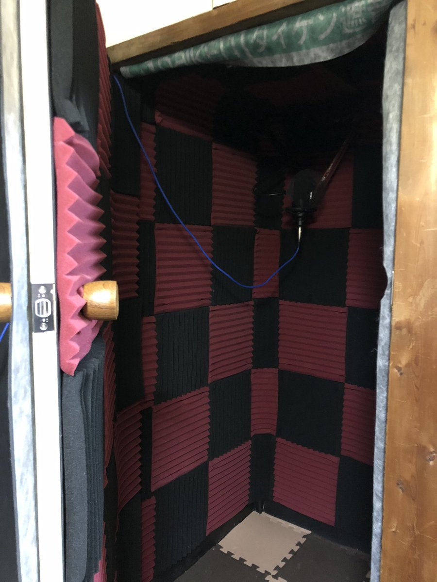 توییتر 灰加 در توییتر クローゼットをぶち抜いて 吸音シート吸音材貼って ドアつけて 簡易防音室 完成 ４０万くらいの防音室買おうと思ってたけど ３万くらいで出来ますた 全然音漏れんし 録れる音も大丈夫そう T Co 1uns6n0az9