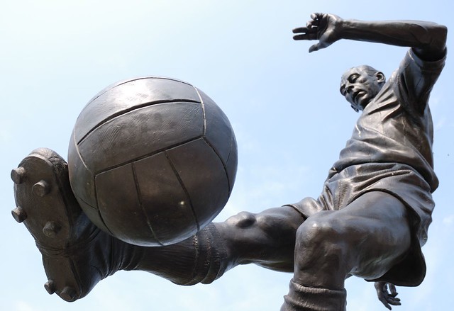 SportsDigitale's tweet image. Dripling ondan sorulurdu. Kimilerine göre onun adı futbolla eşanlamlıydı. Çimlerde şiir yazar, kanattan akardı... Tam 20 yıl önce hayatını kaybeden Sir Stanley Matthews 50 yaşında futbolu bırakmıştı.

#legend #matthews #dripling #futbol