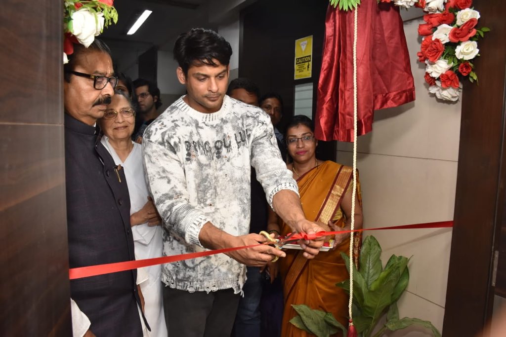 #SiddharthShukla inaugurates a hospital ward at the #BramahaKumari Hospital Foundation!!