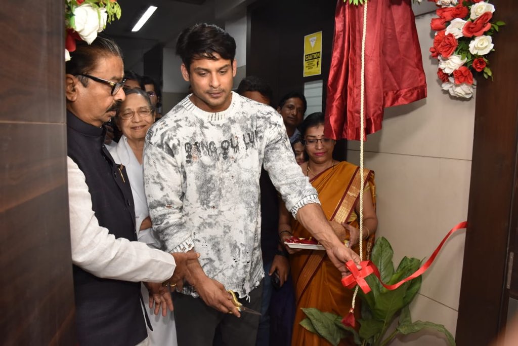 isalilsand's tweet photo. #SiddharthShukla inaugurates a hospital ward at the #BramahaKumari Hospital Foundation!! https://t.co/bVpk7c6LxL