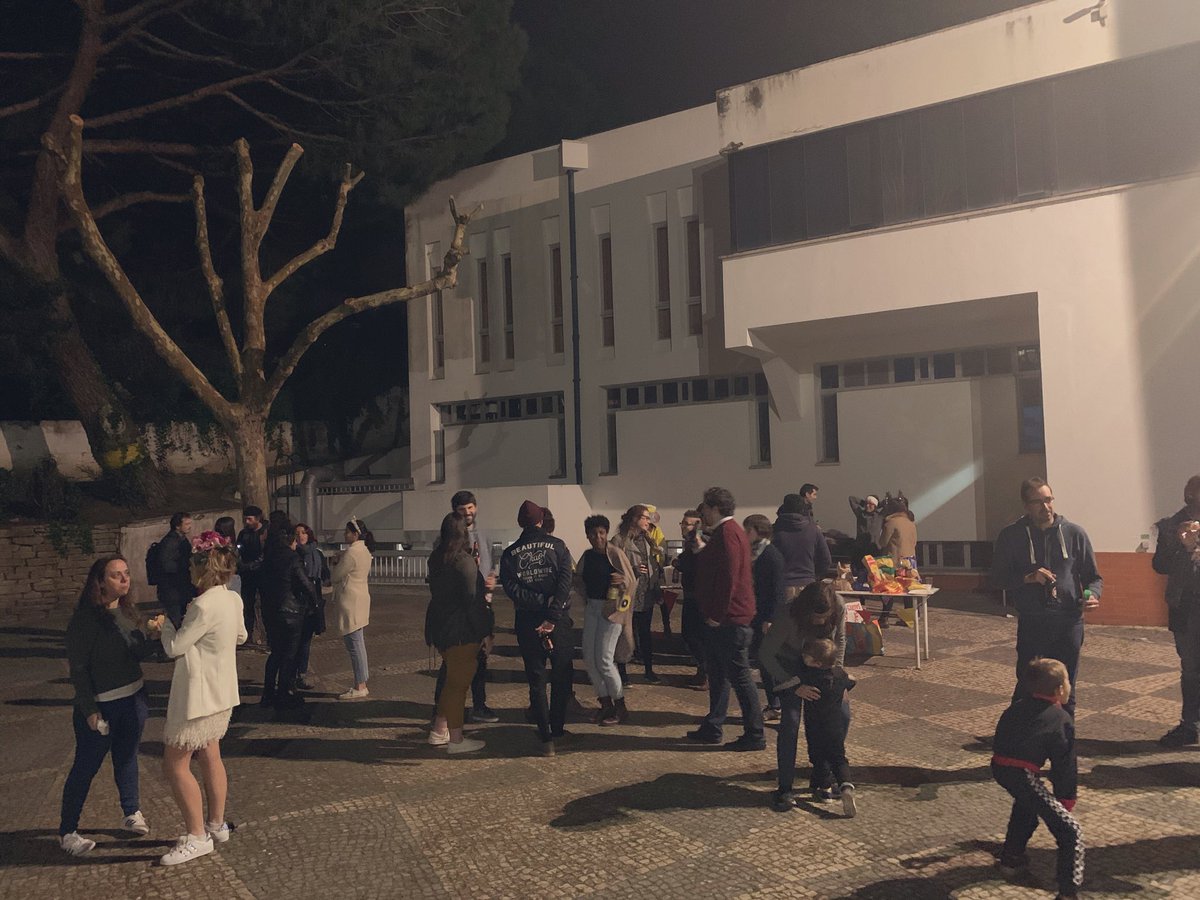IGCcentrioles's tweet photo. Great carnival party thrown by the @IGCiencia PhD students #AMeeGuS committee: drawing activities for kids, capoeira and prizes for costumes. Congratulations to the organizers! Nice to see so many IGCiers there. Sorry I had to leave before the capoeira demonstration @rjryanez https://t.co/CFrgW1ahXD