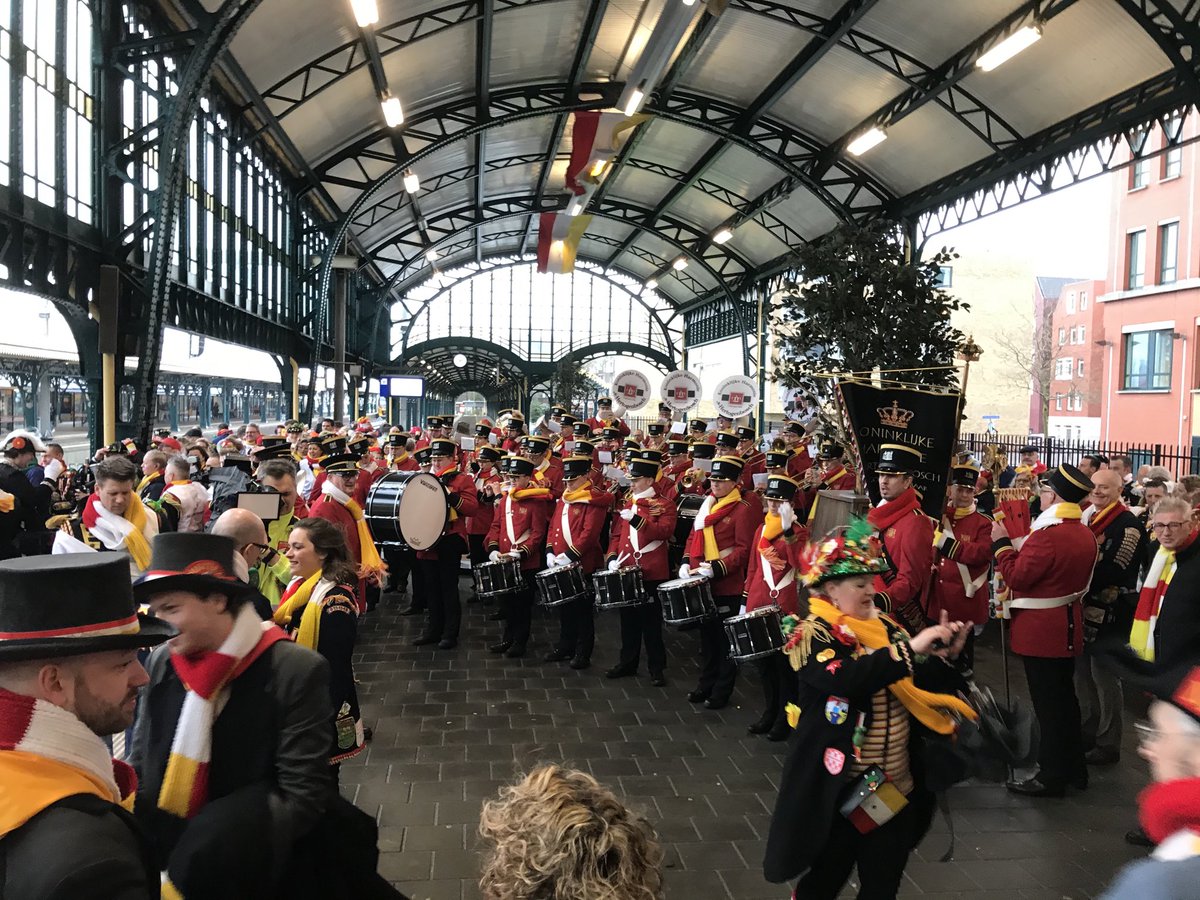 Klaar voor aankomst #amadeiro op station #Oeteldonk met ⁦<a href="/OC1882/">Oeteldonksche Club</a>⁩ #carnaval