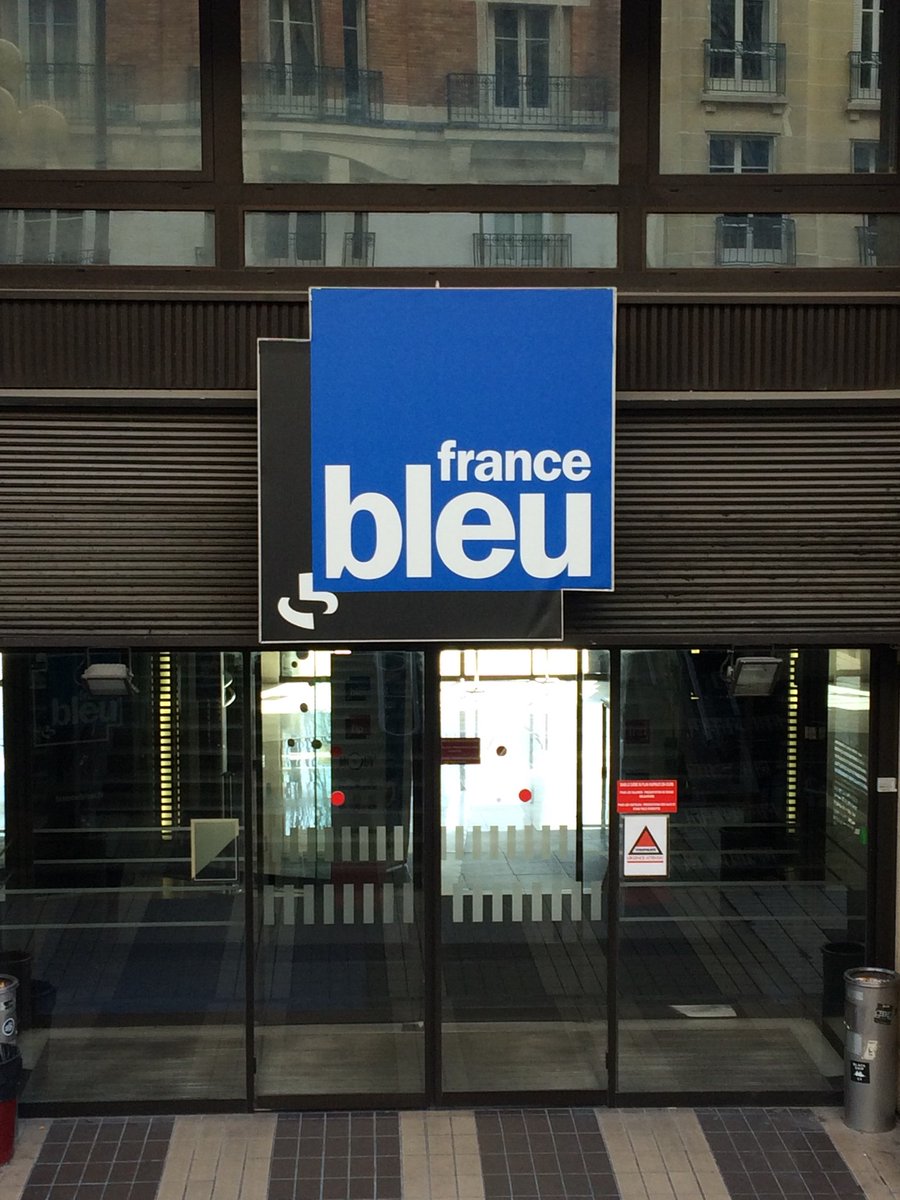 4Barbues's tweet photo. Petit passage des @4Barbues à l'antenne de @francebleuparis 
#theatre #humour #paris #weekend 
@Jimmylevytheone 
@francebleuparis 
@vivreparis 
@AlunniSegolene @rirechansons https://t.co/DRfctB6H3A