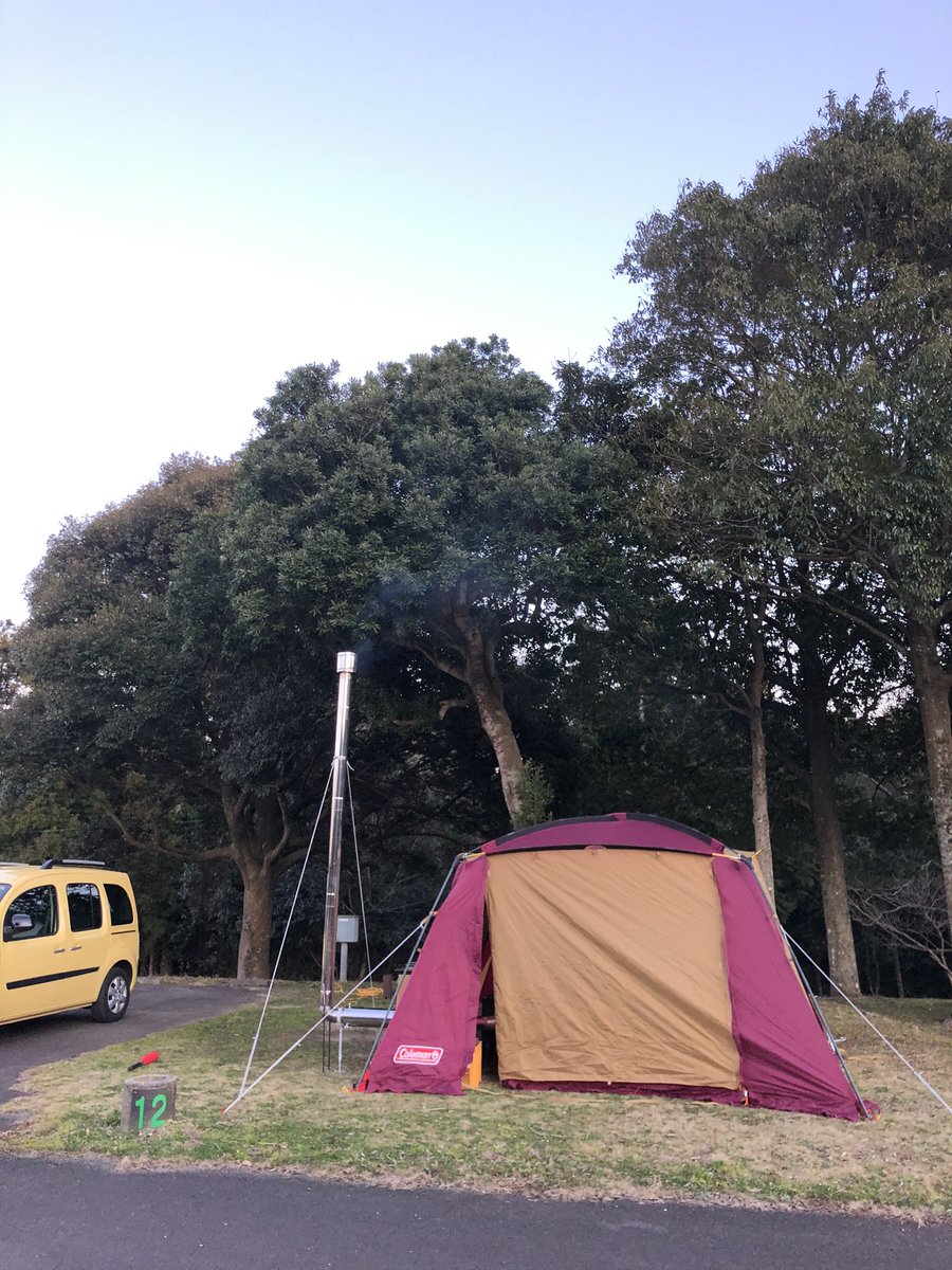 gatchaman55's tweet photo. 冬キャンプデビューしました。
薪ストーブ最高！暖かいし、鍋もできるし、お湯も沸かせるし、この非日常感最高！ https://t.co/VXF07kkZFy
