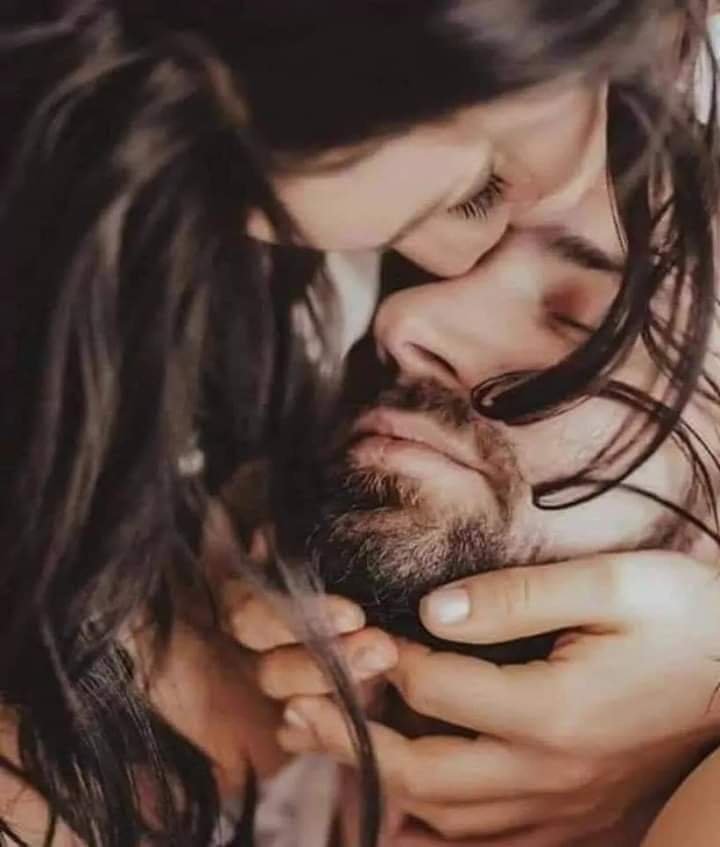 يظنون أن الأنثي ترحل من  قلب إلي قلب لتبحث عن أحاسيس مؤقته 
والحقيقه ان  الانثي وطن لمن إستوطنها وقدرها🌹