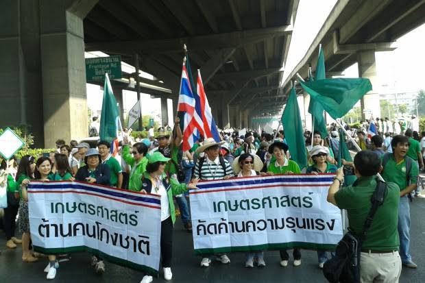 1004_Chonna's tweet photo. สำหรับศิษย์เก่าหรืออะไรทั้งหลายที่บอกว่าอย่าเอาชื่อมหาลัยไปเกี่ยวกับการเมืองนะคะ ดูเอเนอจี้ผู้ใหญ่ในมอตอนไปเดินขบวนกปปสด้วย นกต้องยอ��หรอคะพี่ตา นกเป็นนิสิต นกอายเขา #KUไม่ใช่ขนมหวานราดกะทิ https://t.co/CCwbkAzCPx