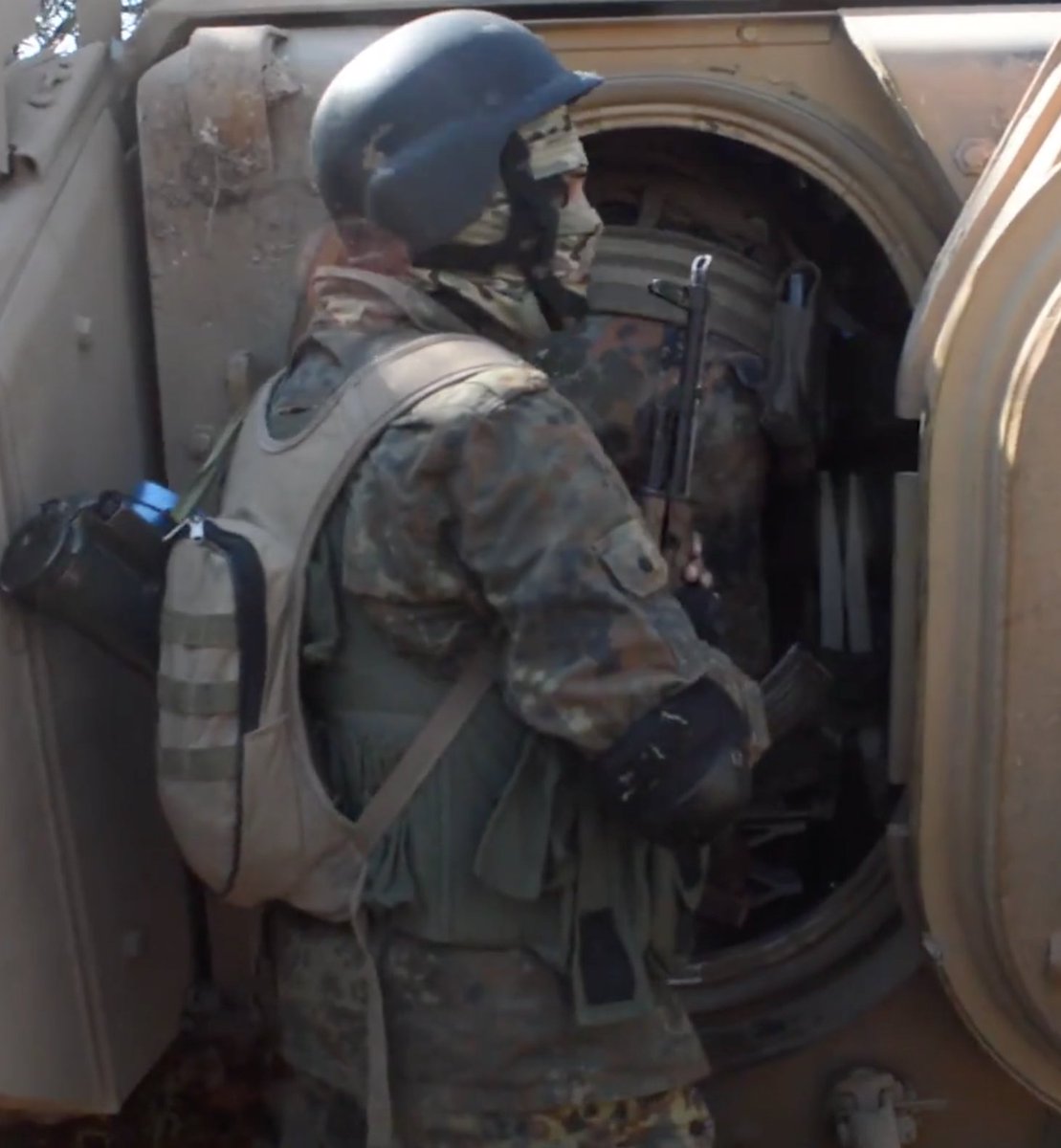 Martin_Zabel's tweet photo. #HTS #uzbek subgroup Tavhid va Jihod Katibasi newly published a video of their participation in failed #Nayrab attack this week (20.02). There is a lot happening in this picture: #German #Bundeswehr #Flecktarn - #Turkish HAR-66 and #ACV15 + some kind of #MICH2000 helmet. #Syria https://t.co/TQyRIJiG4a