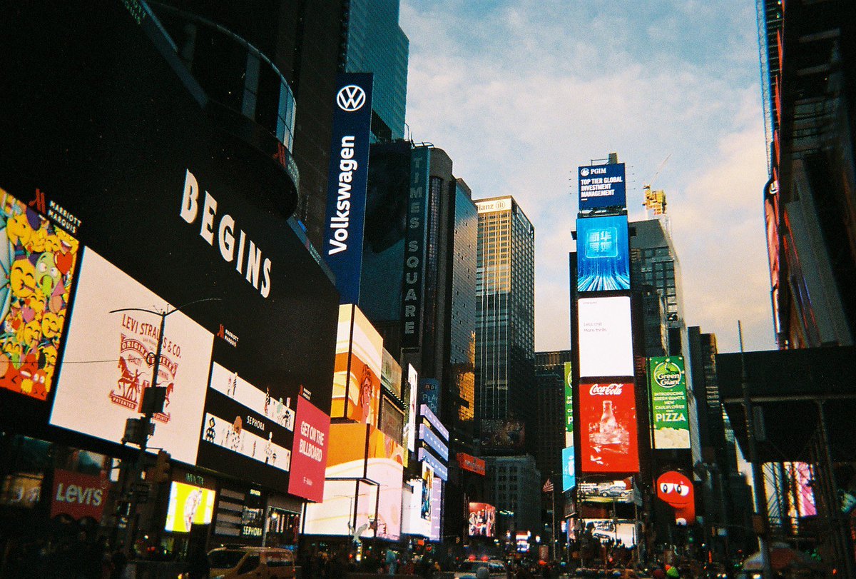 thiswang's tweet image. ตอนไปเมกา อยากลองเล่น #กล้องฟิล์ม เลยซื้อ #Kodakdaylight กล้องแบบใช้แล้วทิ้งมา เอาจริงว่าคุณภาพเกินเรื่องมาก ใครอยากเริ่มเล่น แนะนำเลย ขนาดถ่ายตอนมืดแล้วยังออกมาสวยทั้งๆ ที่ไม่มีแฟลช และนี่คือจุดเริ่มต้นของการเล่นกล้องฟิล์มแบบจริงจัง ซึ่งตอนนี้ซื้อฟิล์มไม่หยุดจนเพื่อนด่าแร้วววแง้