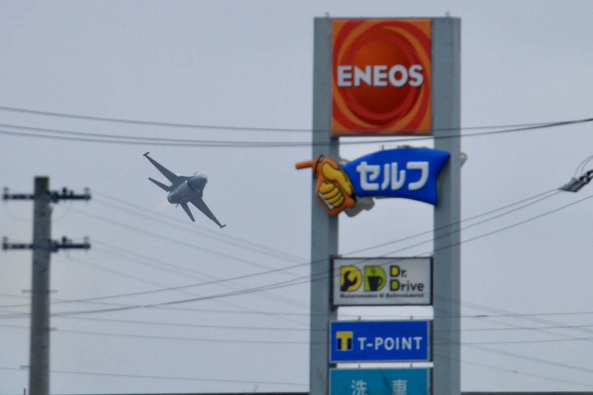 battletank2010's tweet photo. 給油の為ENEOSに立ち寄る三沢のF-16 https://t.co/lCdiC0o5NP