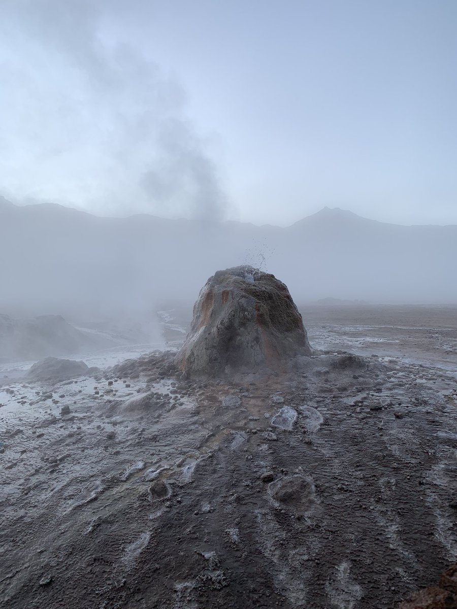marianaarellano's tweet photo. El amanecer desde #geiserdelTatio awwww 🥰 https://t.co/SWyCSEdPuc
