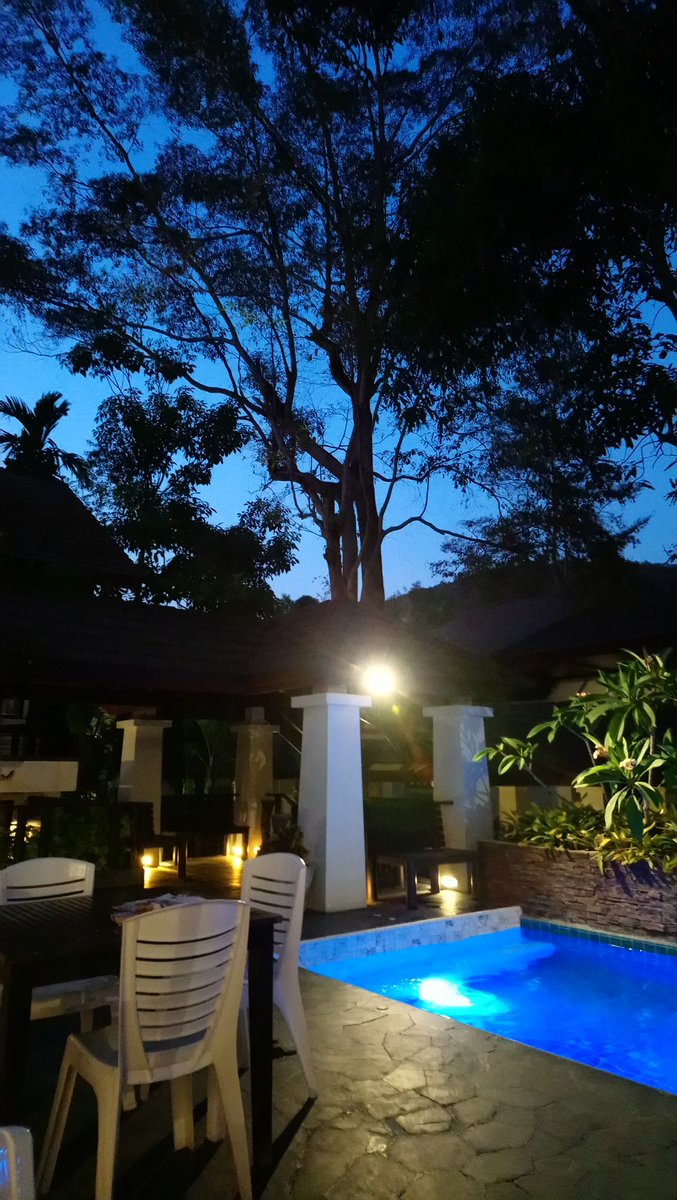 Fortsatt fina dagar på #kohsamet. Kvällsläsning vid poolen innan kvällsmat på stranden. 32 grader kl 19 på kvällen.