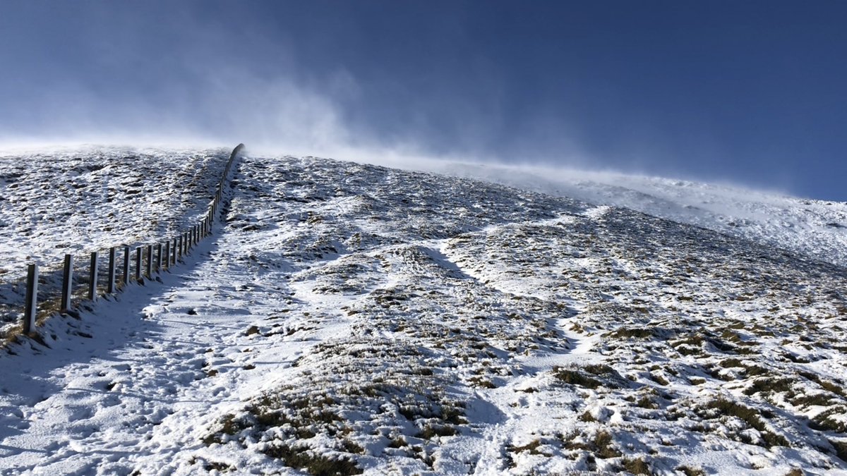 iscotlanda's tweet photo. The Pentland Hills looking their absolute best today covered with #snow ! But the wind is really strong, careful if you head up there today ! #VisitScotland #hiking https://t.co/n1HYwvZG6l