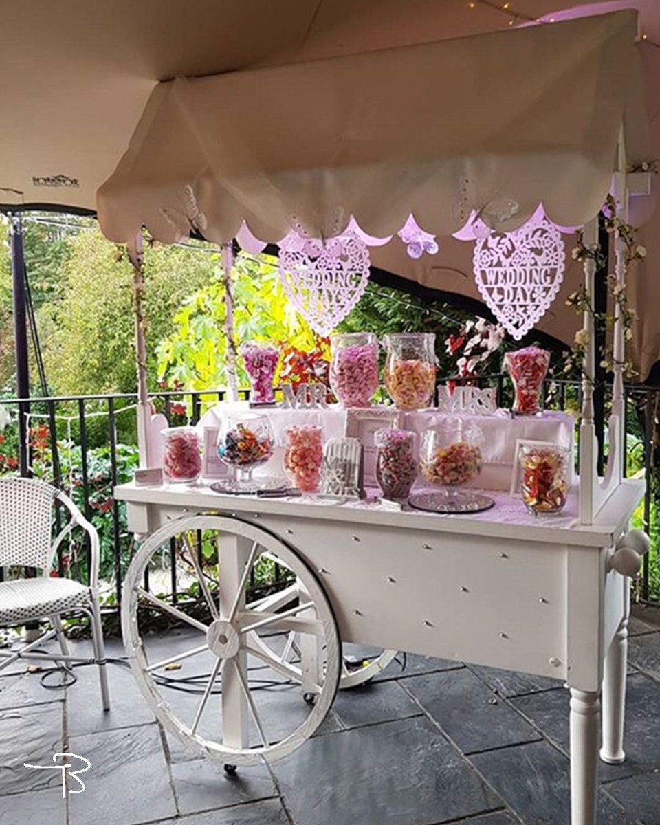 Wondering what to use our terrace for whilst the party continues inside? Well...candy of course 🍬 #BinghamRiverhouseWeddings

📸: @asweetaffairuk