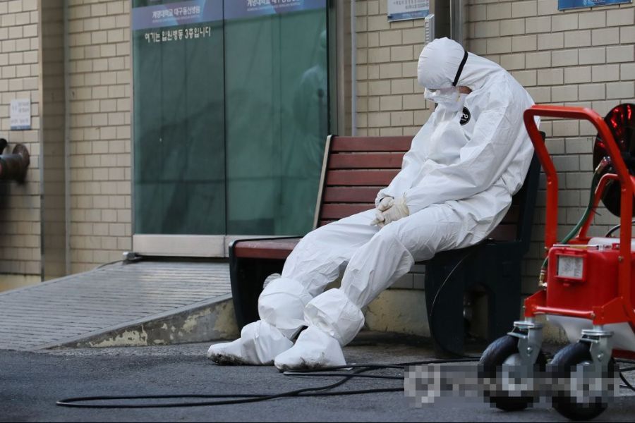고개숙인 질병관리본부 정은경 본부장님, 그리고 잠시 휴식중인 의료진. 사진을 보고 있으려니 왠지 눈물이 난다. 최고의 질본과 의료진 덕분에 곧 극복할 수 있을 거라 믿습니다. 정말 감사합니다. 부디 건강하세요.