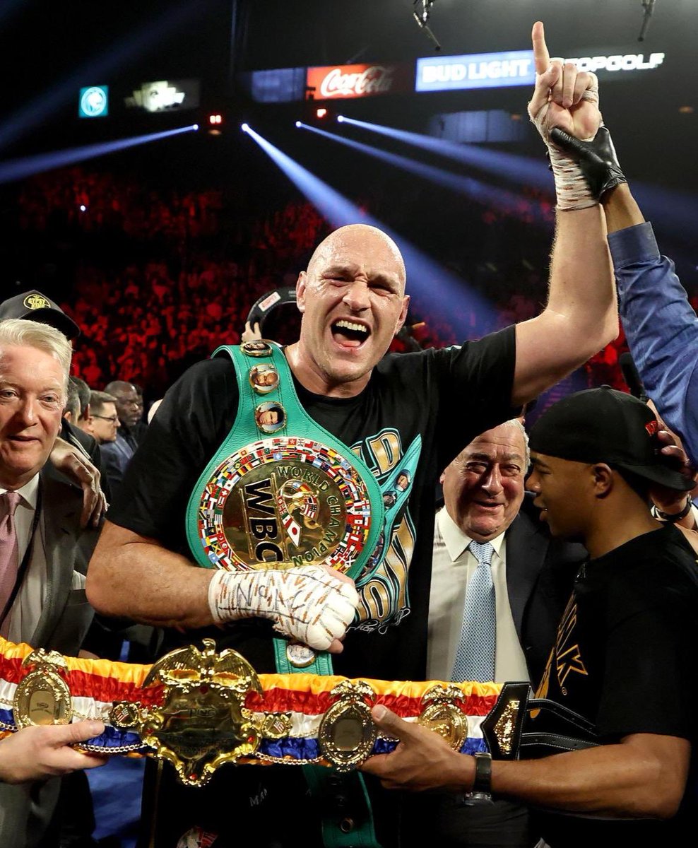 Overhand_fr's tweet photo. Tyson Fury :

- Seul boxeur de l'histoire à avoir stopper deux séries de +10 défenses de titres poids lourds (Klitschko - 18 / Wilder - 10)

- Seul boxeur de l'histoire à avoir remporter tous les titres poids lourds dans sa carrière (WBC / WBO / WBA / IBF / IBO / Ring Magazine) https://t.co/796V6O34AW