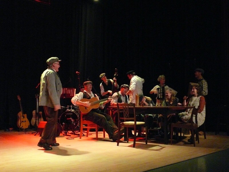 Zondagmiddag 22 maart (14.30-17.00 uur) staan de vertellers van Kom op Verhoal in het <a href="/BaronTheater/">BaronTheater</a> #Opende. Met muzikale ondersteuning!

Kaarten á 5 euro zijn te reserveren via info@mienwesterkwartier.nl

#Meertmoand #Dialectmoand #Streektoal

Meer info👉mienwesterkwartier.nl
