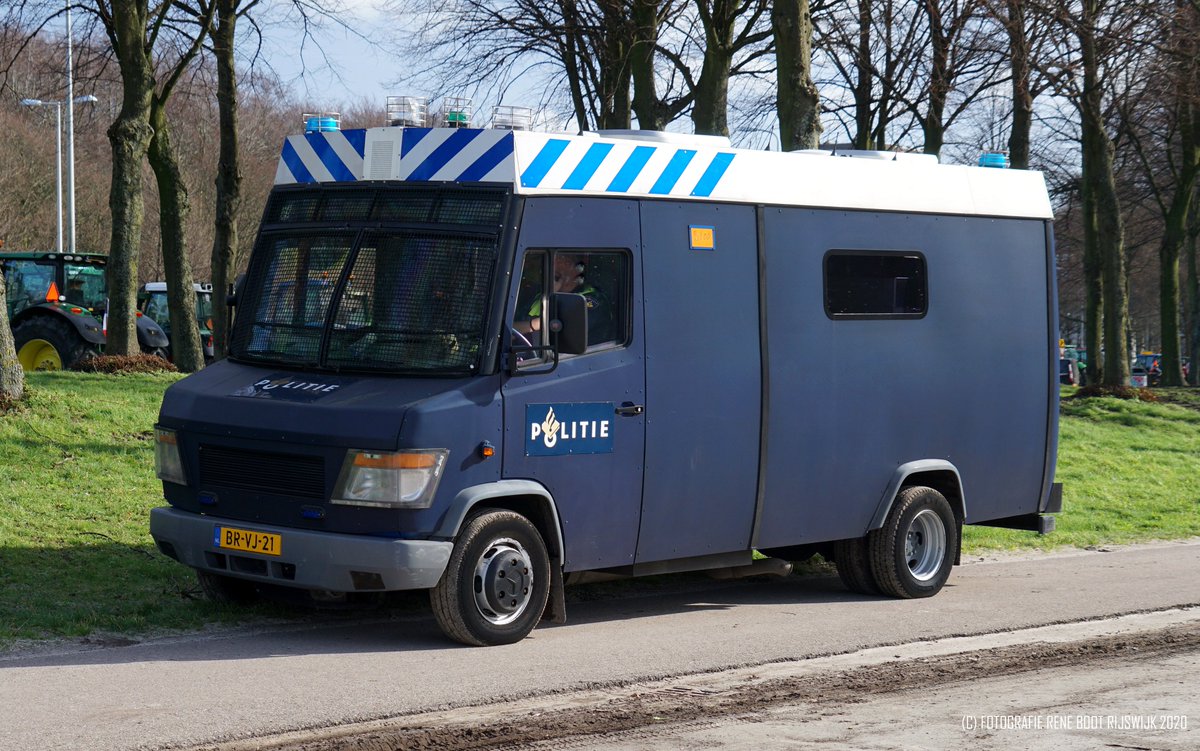 Deze verlengde Mercedes Benz Vario doet dienst als COWA (commandowagen) bij de #EenheidRotterdam. Foto renebootfotografie.nl