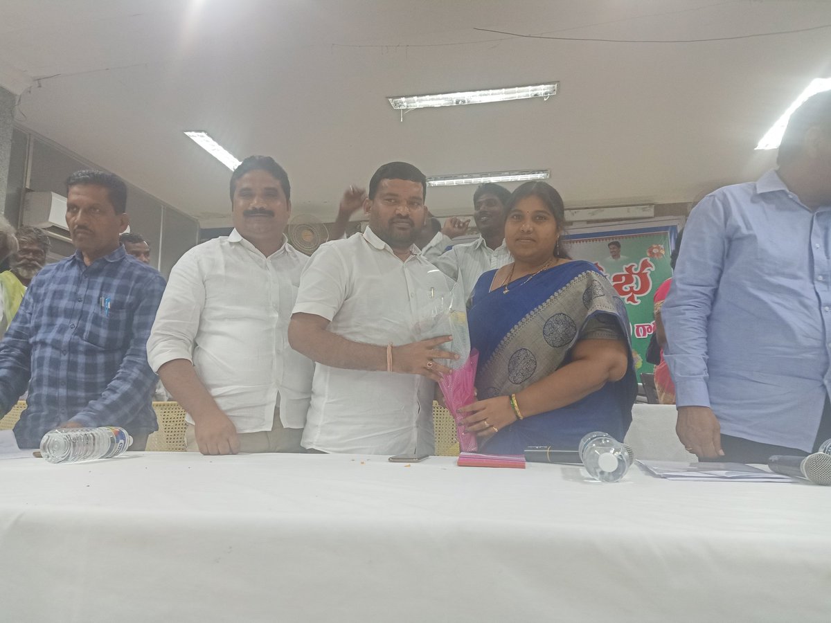 Drghantasalavl's tweet photo. కర్నూలు లో జరిగిన AFCOF(The Andhrapradesh State Fishermen Cooperative Societies Federation Limited) చైర్మన్ కొండూరు అనిల్ బాబు గారి సన్మాన కార్యక్రమంలో పాల్గొన్న 'జాతీయ మత్స్యకార సంఘం' రాష్ట్ర మహిళ అధ్యక్షురాలు మరియు జనసేన పార్టీ నాయకురాలు #ఘంటసాలవెంకటలక్ష్మి https://t.co/zJc4x50wBu