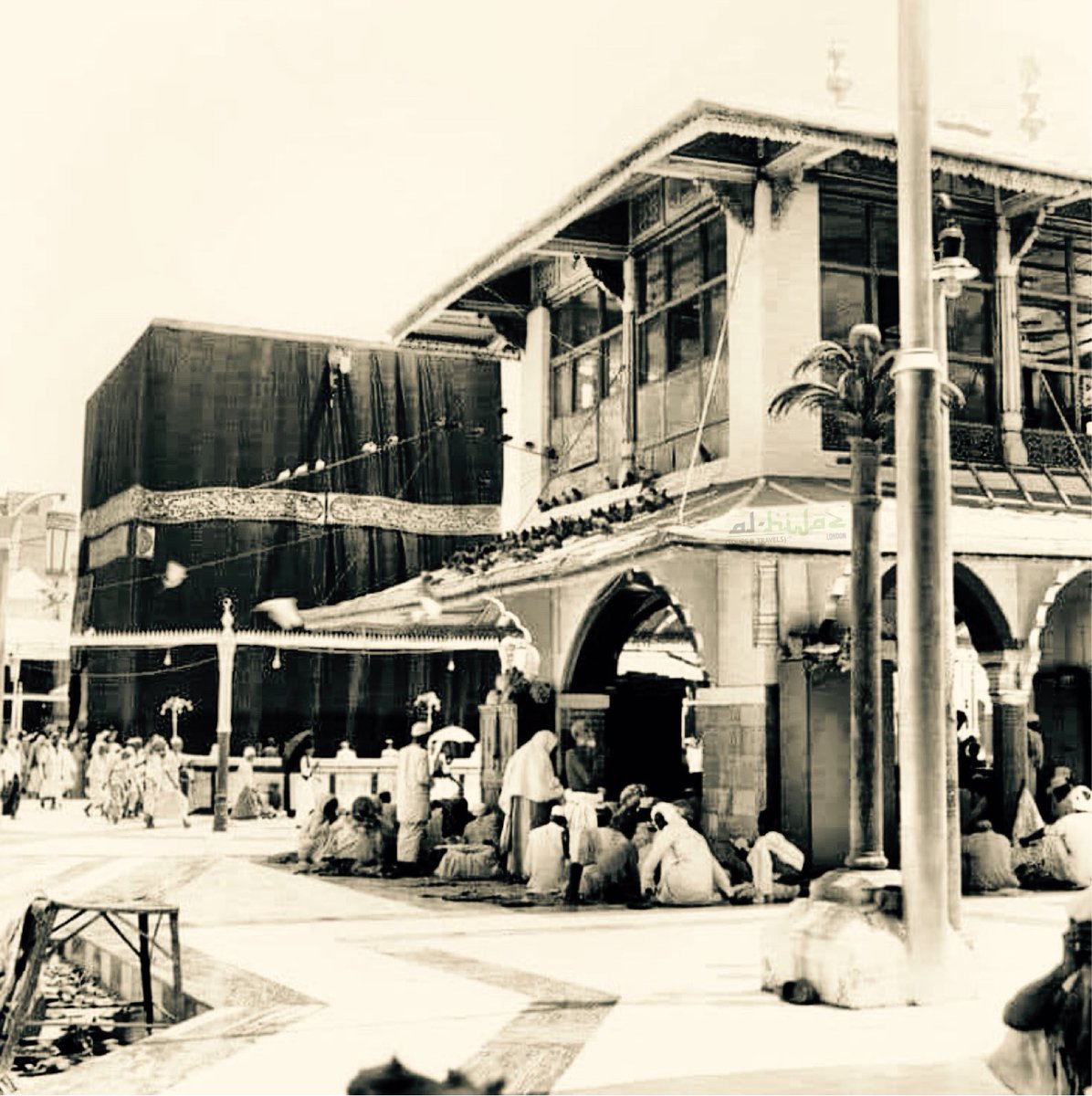 ALHIJAZLONDON's tweet photo. Sub’hanAllah 🥰 Can you guess the year this picture was taken? 

Hint: Pay close attention to what’s around the Ka’bah 🕋 

#Makkah #Hajj1441 #Hajj #Umrah #alhijazlondon #brittravels #history #halaltourism #hajiuk #cbhuk #hajumrahreviews #Hajj2020 #Umrah2020 #tour #performhajj https://t.co/n1a6siEKsF