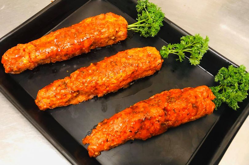 Welsh butcher fed up with 'vegans naming plant-based food after meat' makes giant carrots out of pork
bit.ly/2wASIg4