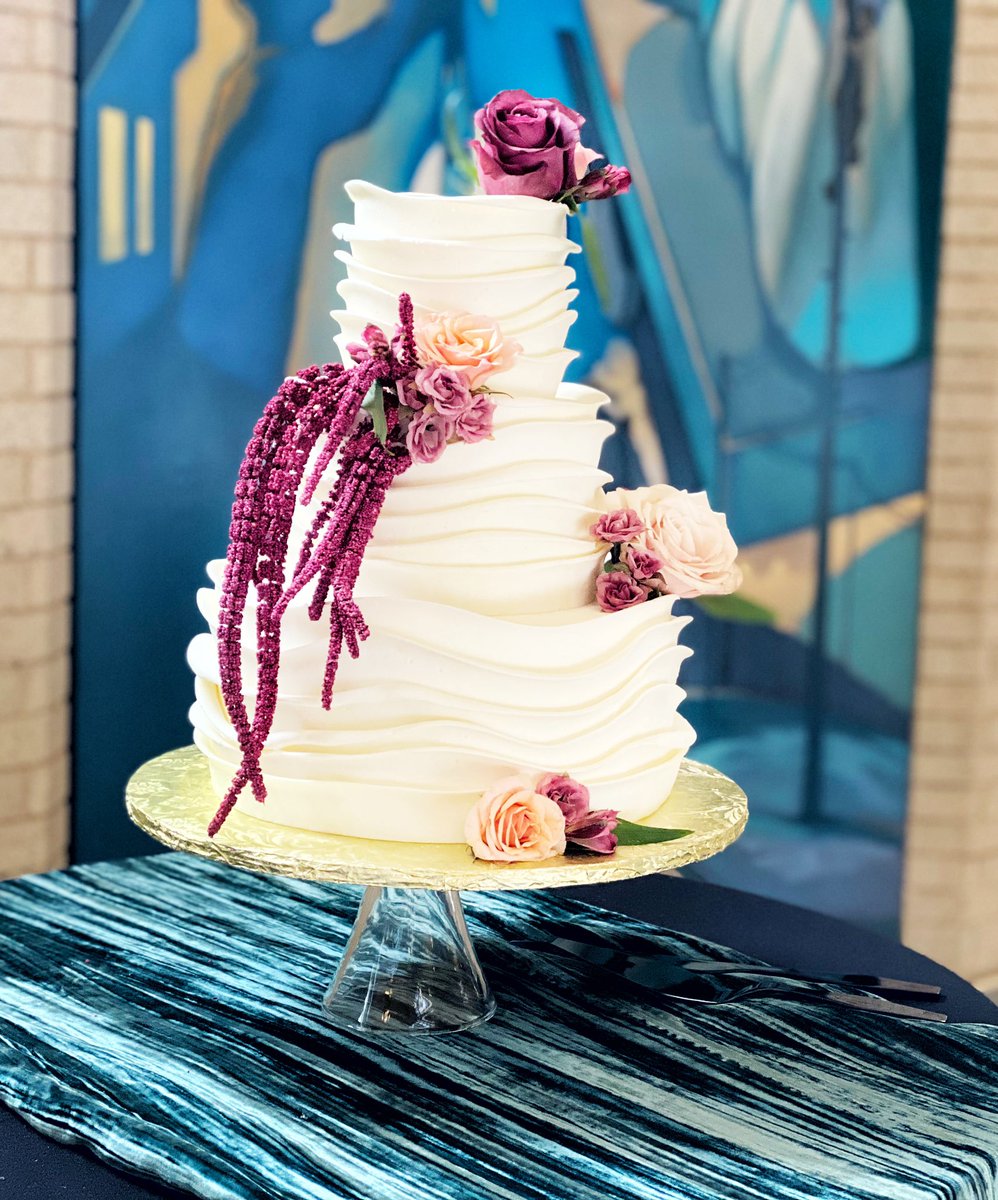 QueenofCakesMN's tweet photo. Beautiful wedding at the Union Depot last night! 
•
•
•
•
•
#queenofcakes #queenofcakesdidmycookies #queenofcakesdidmycake #cakelove #buttercreamart #mycakeobsession #birthdaycakes #weddingcakes #babyshowercakes #minnesotabride #minnesotawedding https://t.co/Fn0Wj5YbJD