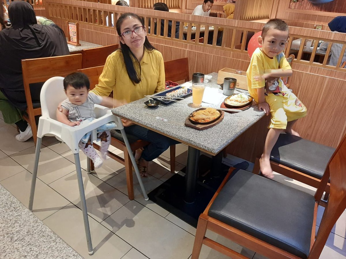 OlandYR's tweet photo. Kita senyum d foto ini tulus, tpi yg foto in kepksa. Karna yg foto ga pengn aq ada dlm foto ini. Itu lah ayah dri anak 2 ini. https://t.co/X71XXSkgu9
