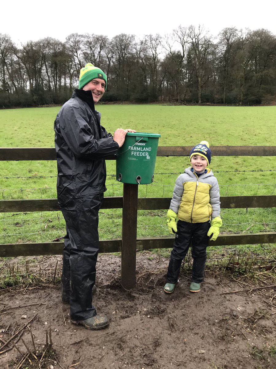 themerrypig's tweet photo. Great morning with @BuckmoorendFarm feeding the wild birds and of course the grass fed beef!! #chilterns #farmedenvironment Nowto slow cook some of their Free Range Pork Belly!!! https://t.co/dLKaMftNN9