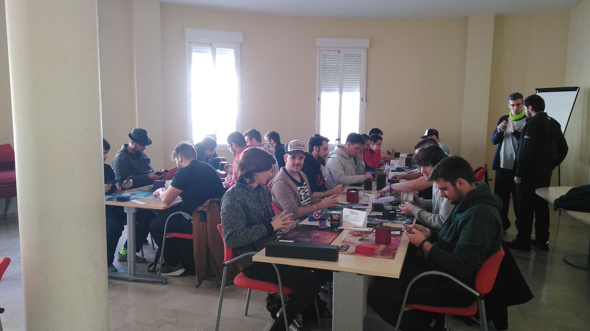 Tercera ronda del torneo de #MagicPionner que jugamos en <a href="/espiralpeligros/">La Espiral Peligros</a> con <a href="/JuanLuisSum/">Juan Luis Sum</a> y @WarMagicStore