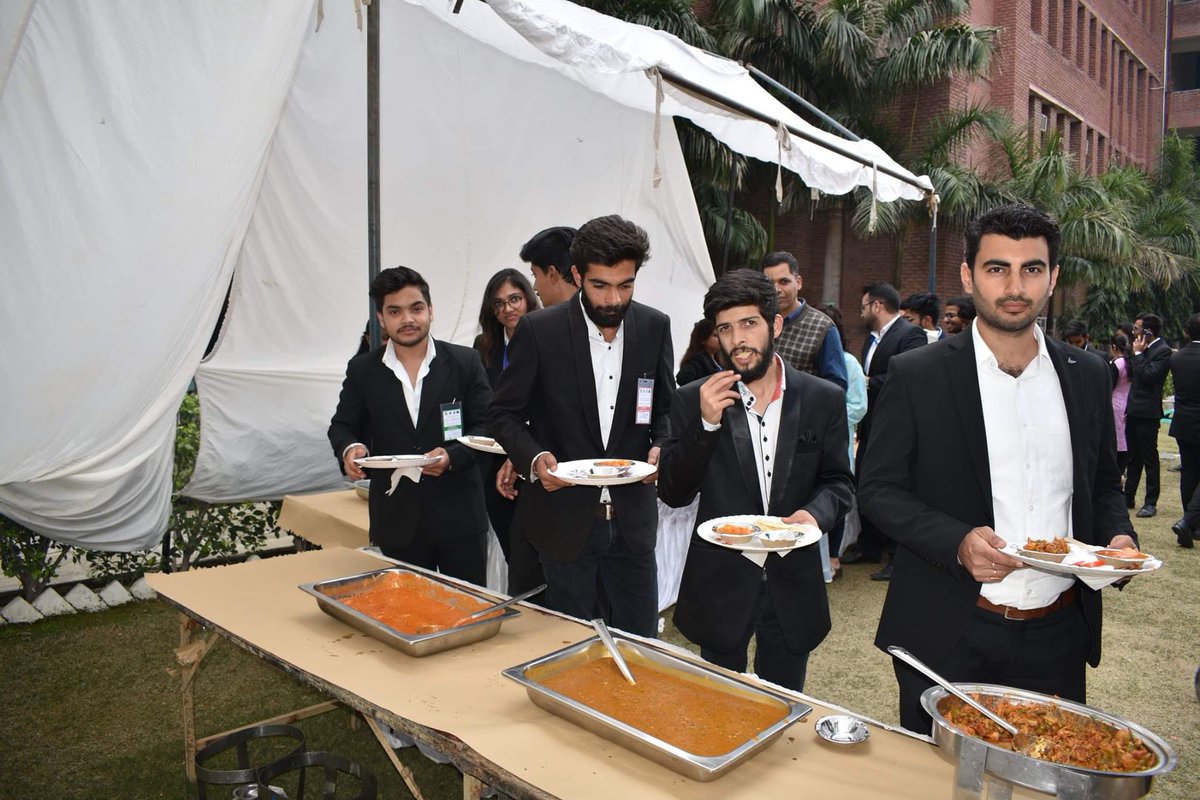 LloydCollege's tweet photo. After tiring rounds the most important thing which all craves for is good food. #SAARCLAW
#lloydlawcollege #law
#mootcompetition https://t.co/MO6syiRvpS