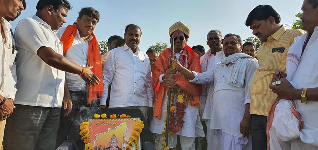 prabhubchavan's tweet photo. ಇಂದು ಔರಾದ್ ತಾಲ್ಲೂಕಿನ ಅನೇಕ ಗ್ರಾಮಗಳಲ್ಲಿ ಹಲವು ಕಾಮಗಾರಿಗಳ ಉದ್ಘಾಟನೆ ನೆರವೇರಿಸಲಾಯಿತು.ಎಲ್ಲಾ ಕಾಮಗಾರಿಗಳನ್ನು ಶೀಘ್ರ ಪ್ರಾರಂಭ ಮಾಡಬೇಕು ಮತ್ತು ಗುಣಮಟ್ಟ ರೀತಿಯಲ್ಲಿ ಕೆಲಸ ಮಾಡಬೇಕು ಎಂದು ಸಂಬಂಧಪಟ್ಟ ಅಧಿಕಾರಿಗಳಿಗೆ ಸೂಚಿಸಲಾಯಿತು. https://t.co/uz5NqtRCOR