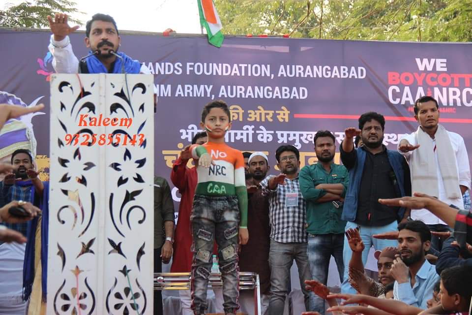 shaheenBaghAbad's tweet photo. #DAY_ 47
हम संविधान बचाने निकले हैं !!!
चलो हमारे साथ चलो !!!!
@BhimArmyChief Chandra Shekhar Azad
Addressing @shaheenBaghAbad during his Aurangabad's #AntiCAA rally
#BharatBandh
#ShaheenBagh
#ShaheenBaghAurangabad https://t.co/KFXlOEPper