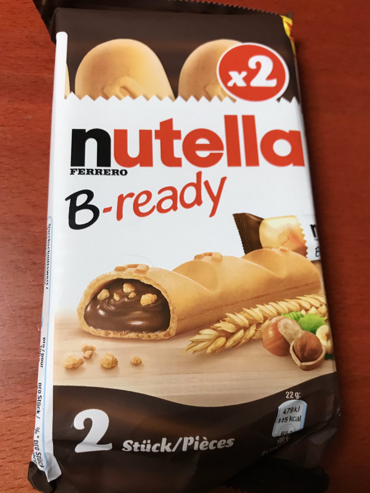 さめぱ デブ製造機と名高いヌテラ トーストに塗りたくるチョコソース的なやつ 印の謎お菓子 薄いビスケット的なやつにヌテラが詰まっていて控えめに言ってうまい T Co Dr3qrwrevj Twitter