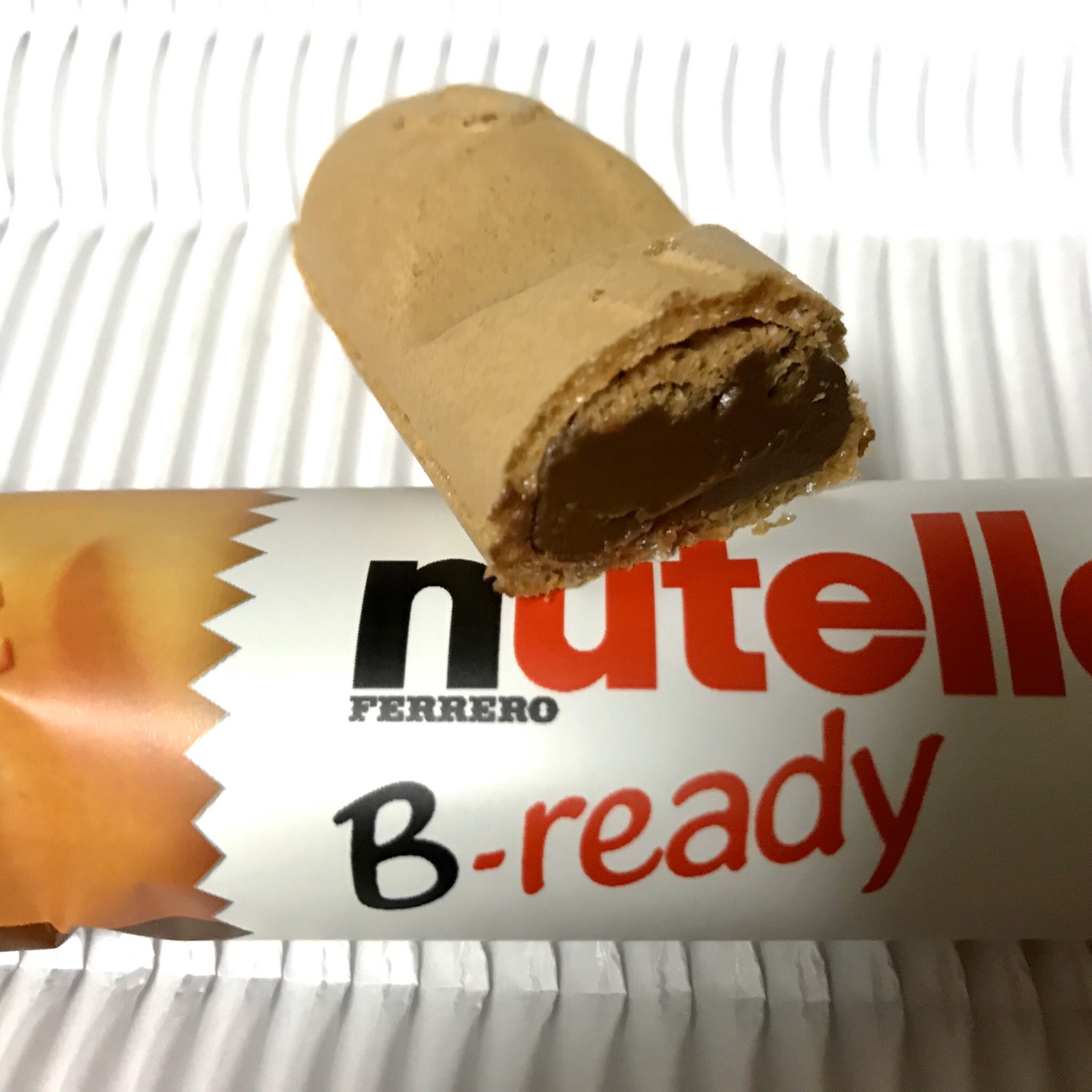 さめぱ デブ製造機と名高いヌテラ トーストに塗りたくるチョコソース的なやつ 印の謎お菓子 薄いビスケット的なやつにヌテラが詰まっていて控えめに言ってうまい T Co Dr3qrwrevj Twitter