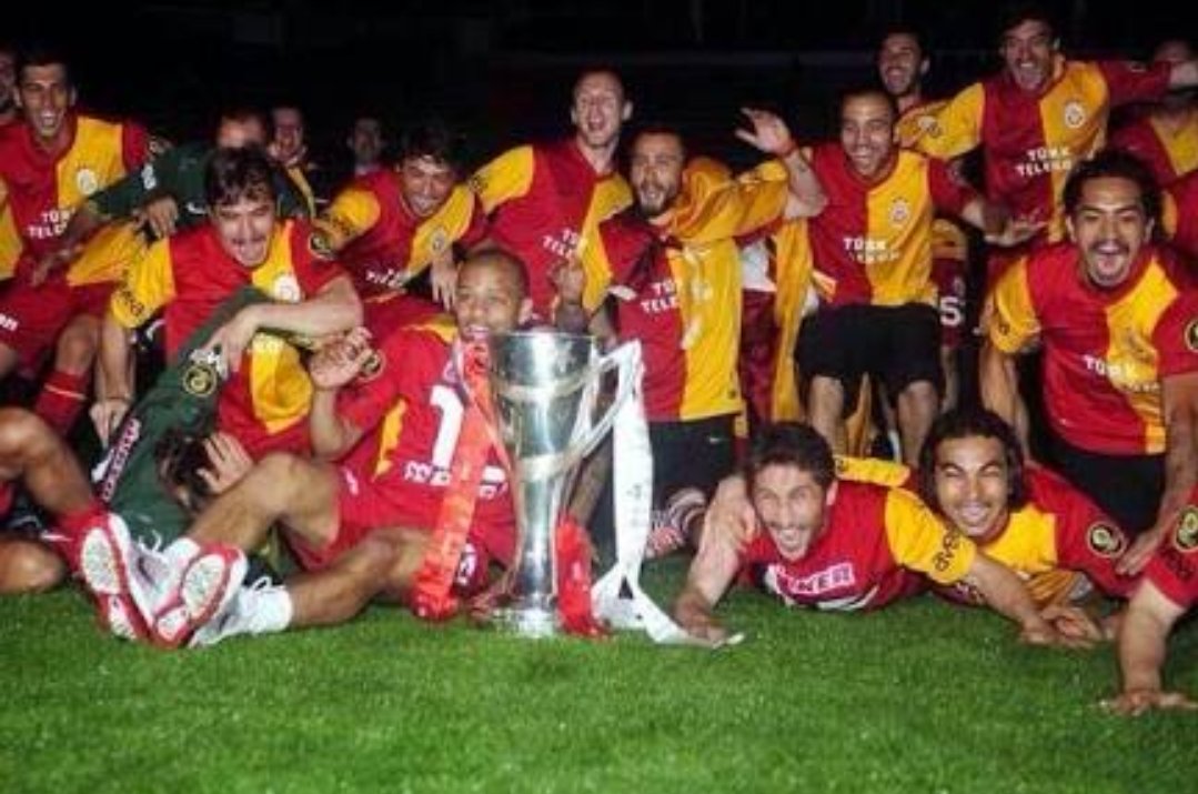 Kapatın ışıkları,   ıslatın yerleri kaymaya geliyoruz! #BugünGünlerdenGALATASARAY