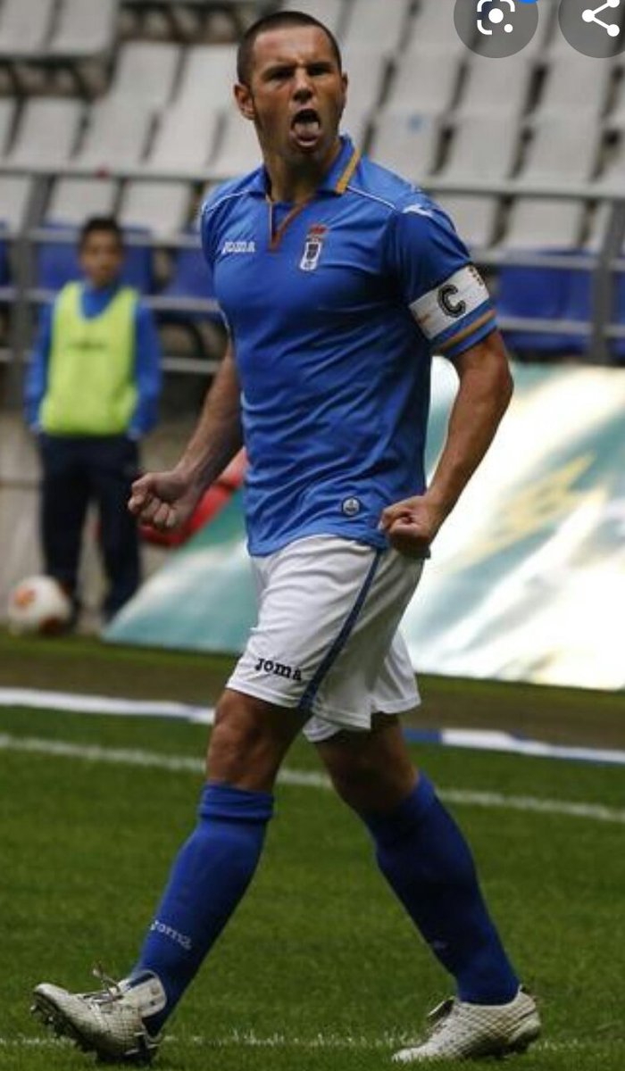 soyazul1926's tweet photo. Era infinitamente peor futbolista que Berjón, pero cuando llevaba el brazalete a sus compañeros no había que explicarles lo que significaba jugar en el Real Oviedo.
¿Lo pilláis?. https://t.co/n2YLsxDZPh