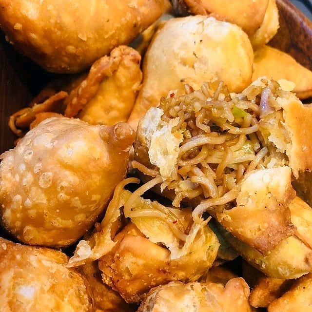 cookwithlocals's tweet photo. Chow mein samosas, or noodle samosa, are a fusion of two distant dishes, the indian snack Samosa and the chinese stir-fried noodles, it can be served as an appetizer or as a snack.
#chowmein #noodles #samosa #samosas #cookingclass #indiansnack #foodtalkindia #asiancooking #food https://t.co/GLcziL0ePL