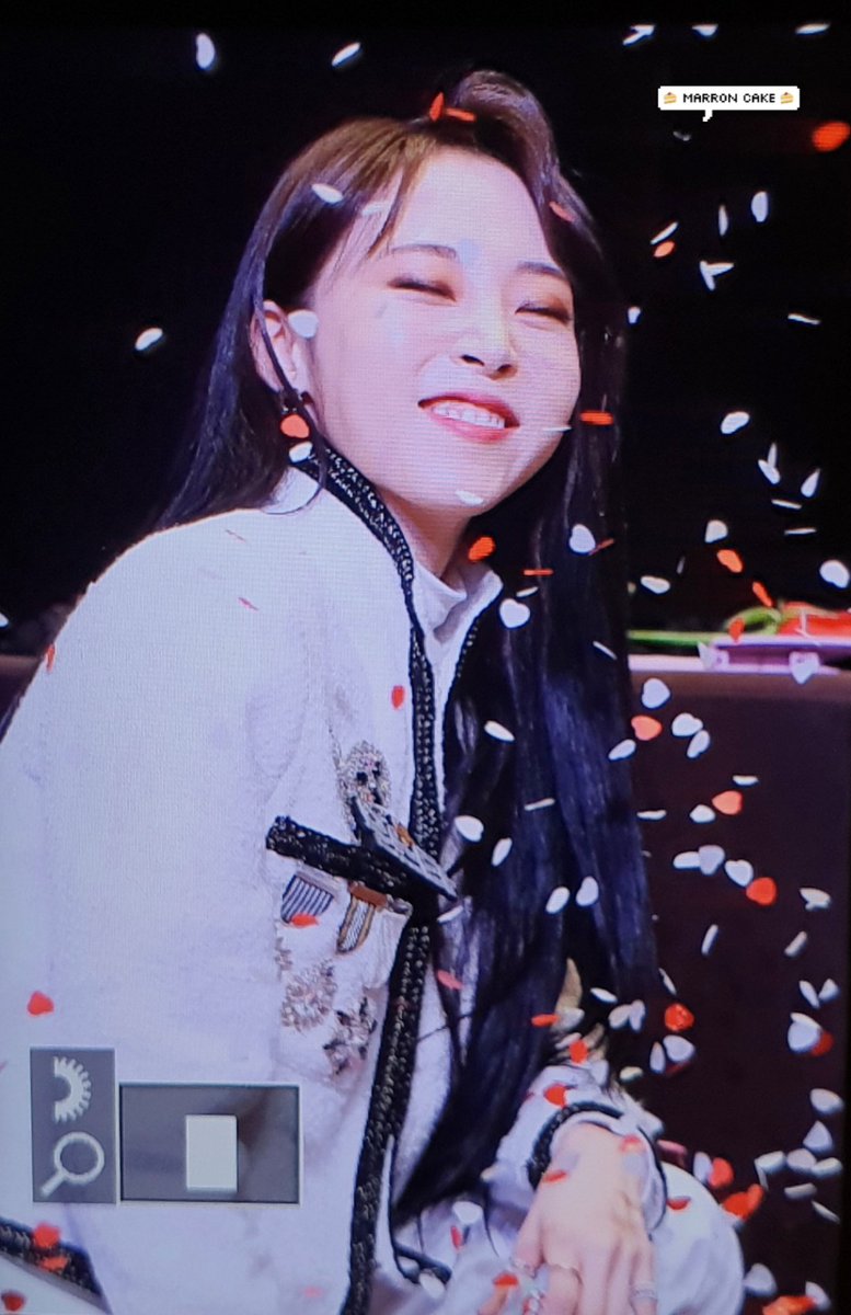 _marroncake's tweet photo. 200223 슈피겐홀 팬싸인회 프리뷰
#마마무 #문별

😇😇😇 https://t.co/TXcd96bqkX