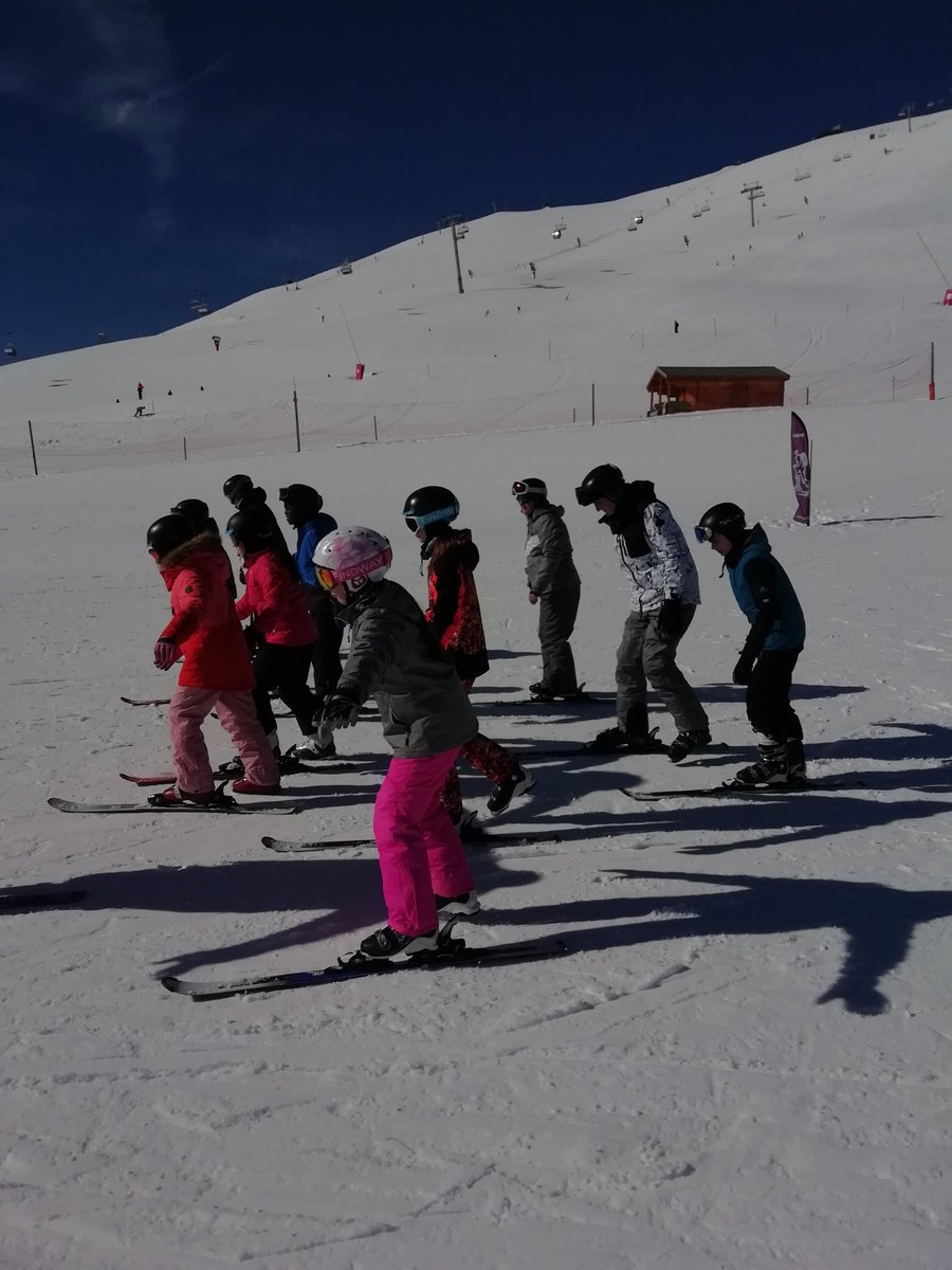 buckiephysics's tweet photo. And... they're off! #skibound #lowfrictionenvironment https://t.co/smCYAotSkc